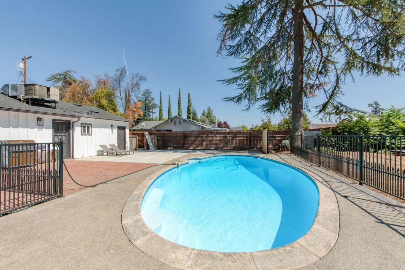 Sunny 3br Haven With Pool * Fresno